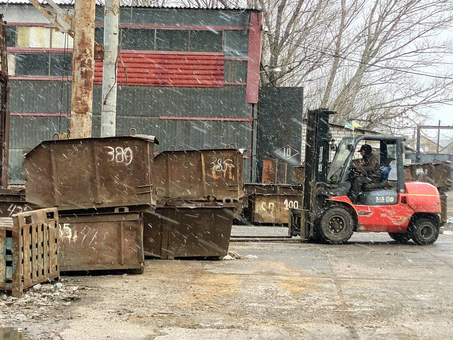 Территория склада — погрузчик